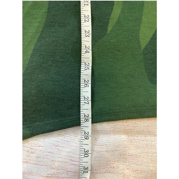 Go Couture Green Camo Print Relaxed Long Sleeve top - NWOT - Medium - Picture 12 of 15